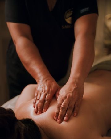 Filipino therapist giving an oil massage at Siargao Spa Prague 2